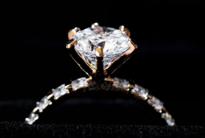 Gelbgold-Diamantring auf schwarzem Samt
